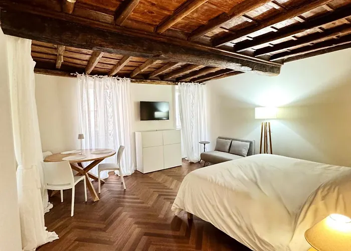 Navona Fox House 1 *